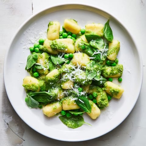 Pesto pea gnocchi skillet features tender gnocchi and sweet peas coated in herbaceous pesto, served hot for a quick weeknight dinner.
